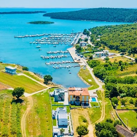 Korina , Vila *