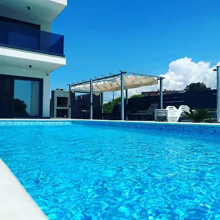 Korina , Villa Pomer